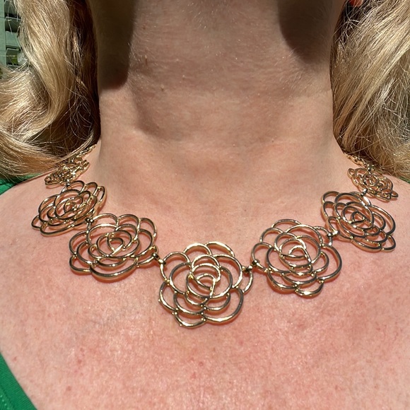 Charming Charlie gold colored floral necklace, EUC - Picture 7 of 7